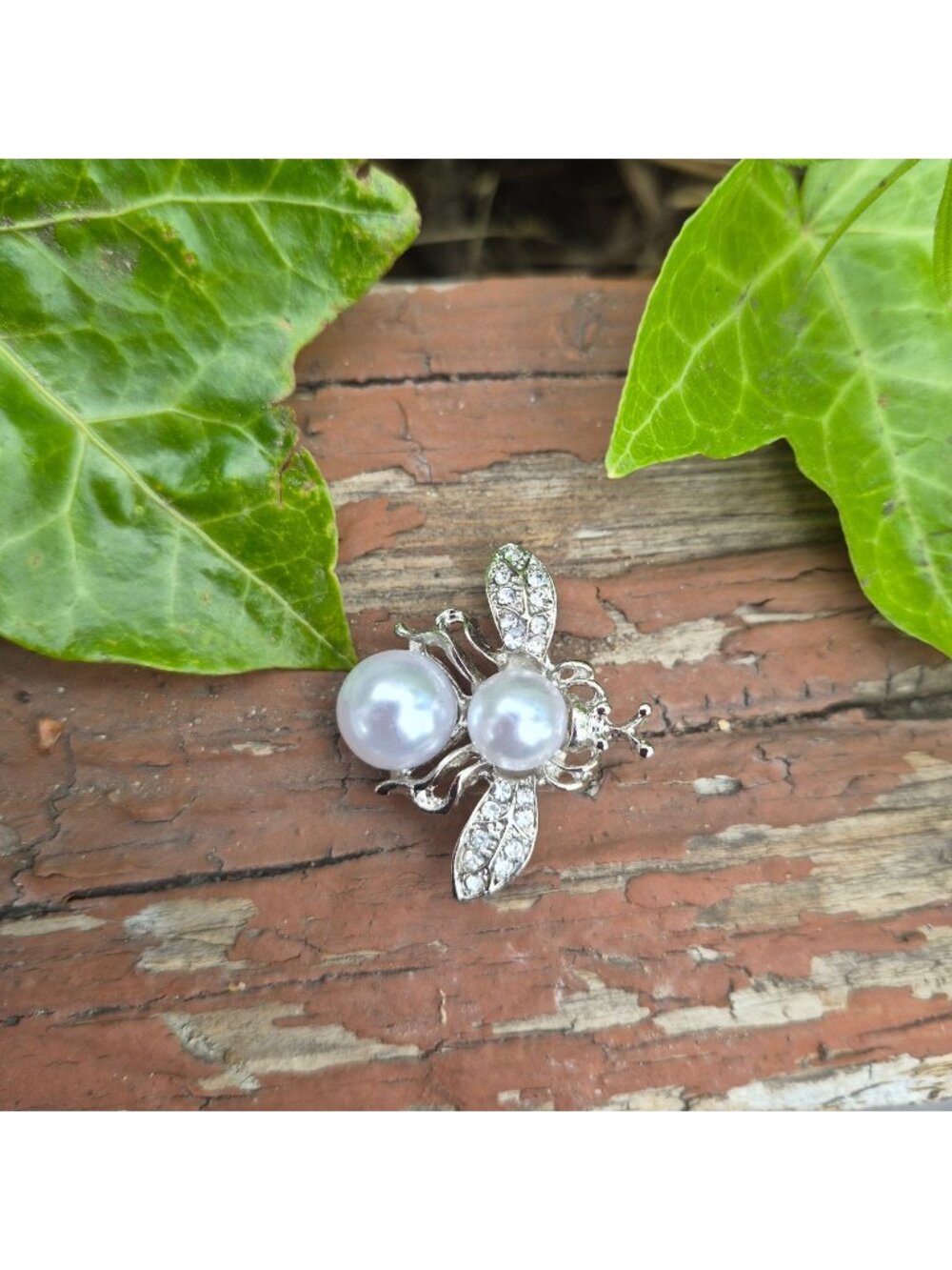 Bee-Shaped Rhinestone & Pearl Brooch - Elegant Silver-Tone Jewelry Animal Access